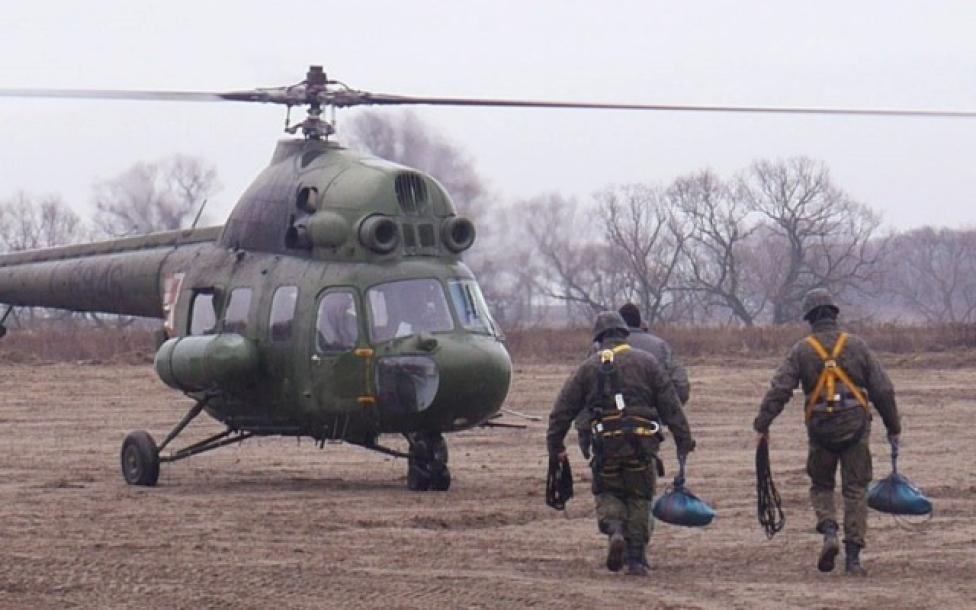 Śmigłowiec Mi-2 w akcji niszczenia zatorów lodowych (fot. Krzysztof Wilewski)