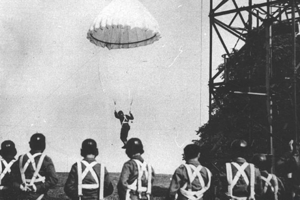 Szkolenie spadochronowe cichociemnych w Wielkiej Brytanii (fot. Narodowe Archiwum Cyfrowe)