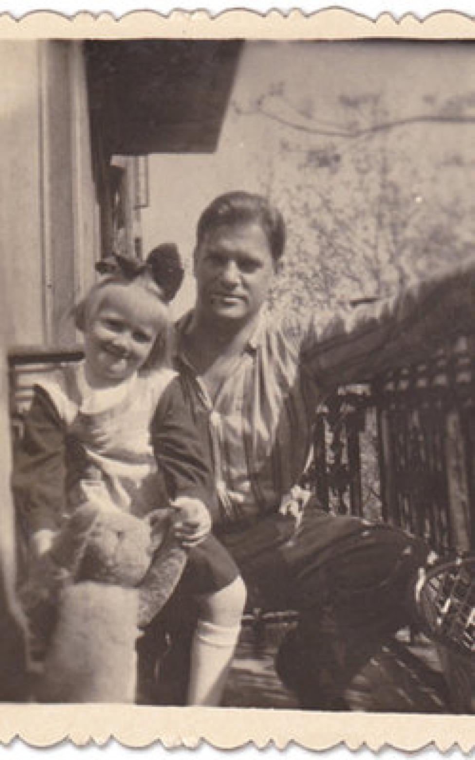 Witold Łokuciewski z córką na balkonie mieszkania przy ul. Ogrodowej (Archiwum rodzinne Bożeny Gostkowskiej)