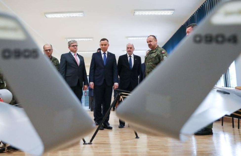 Zwierzchnik sił zbrojnych i szef MON w bazie dronów (fot. Krzysztof Sitkowski/KPRM)