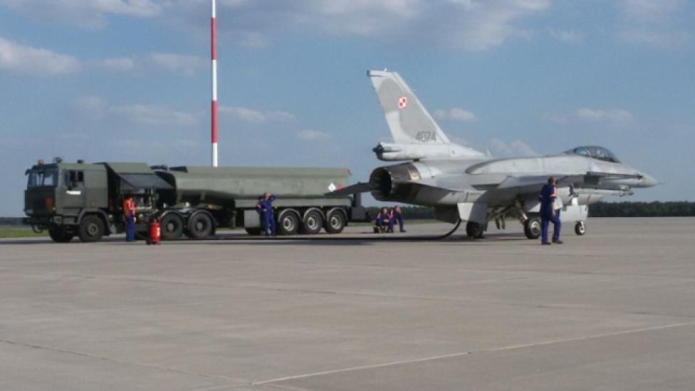 Tankowanie F-16 z uruchomionym silnikiem (fot. 32blot.wp.mil.pl)
