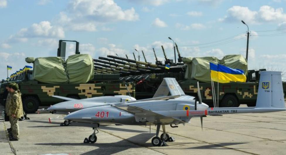 Ukraińska armia przeprowadziła pierwsze ćwiczenia z zakupionymi w Turcji dronami (fot. Petro Poroszenko/Facebook)