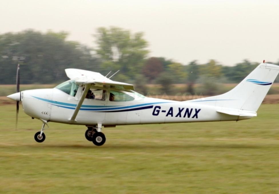 Cessna 182M G-AXNX (fot. airport-data.com)