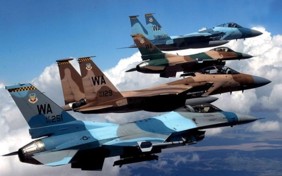 Samoloty F-15 i F-16 podzielone na dwie grupy: tzw. Blue Team (czyli „Dobrych”) i Red Team („Agresorów”) (fot. US Air Force)