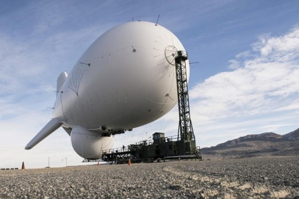 Radary na aerostatach wykorzystują m.in. siły zbrojne USA. Na zdjęciu system JLENS (fot. Tiffany DeNault/US Air Force)