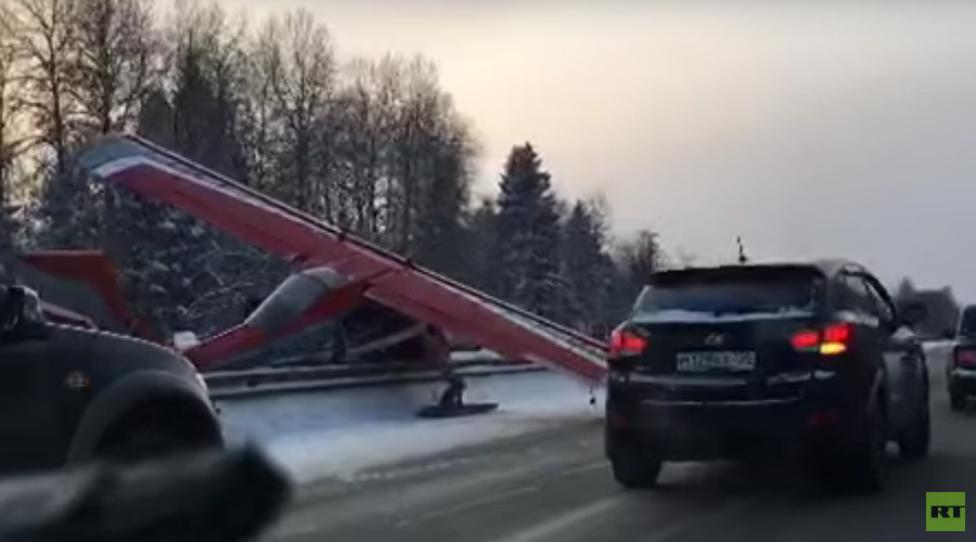 Wypadek samolotu na drodze pod Moskwą 