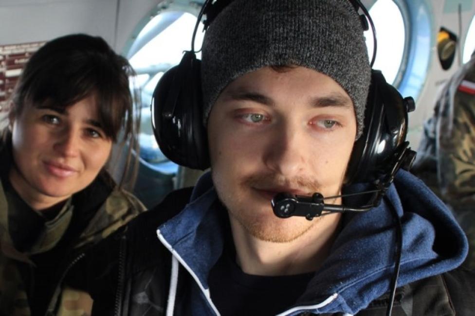 Konrad Mielczarek na pokładzie śmigłowca Mi-8 (fot. szer. Karolina Majewska)