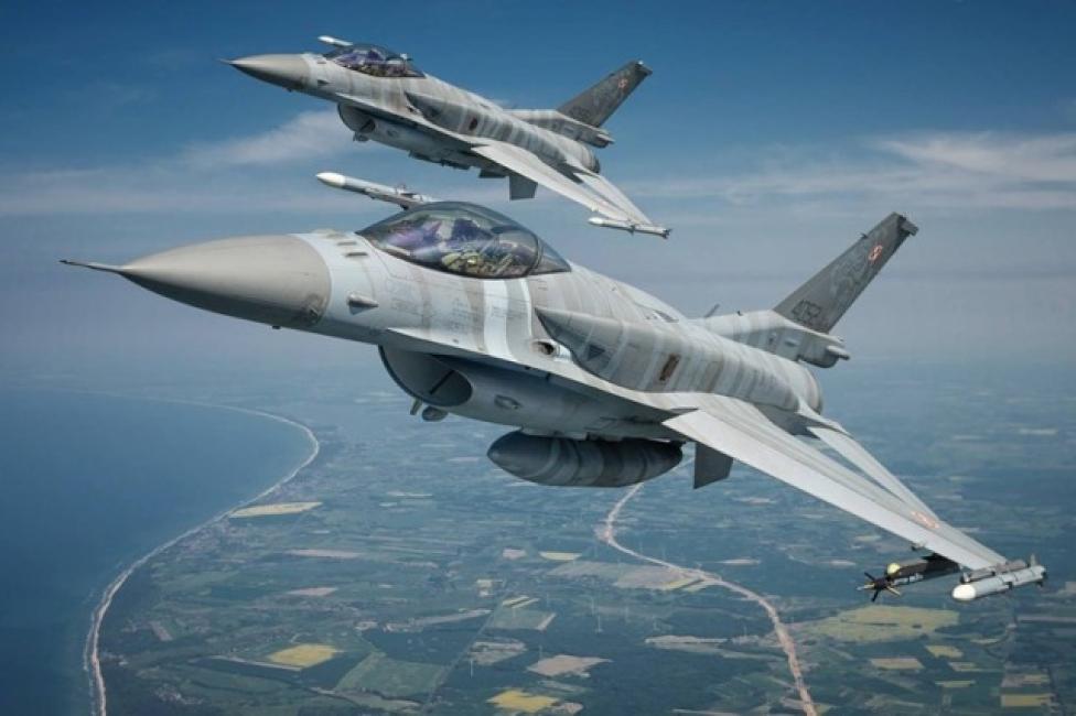 Dwa myśliwce F-16 (fot. Piotr Łysakowski )