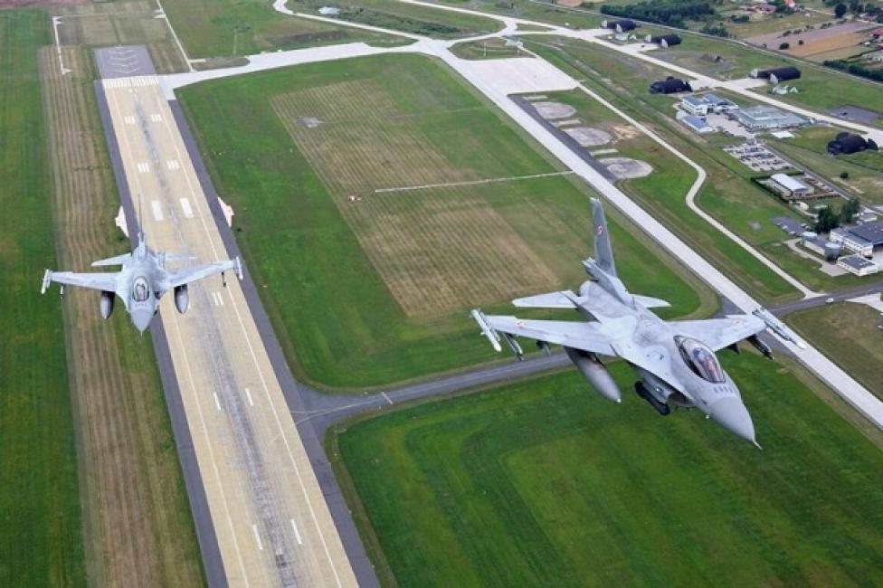 Lotnisko w 32 Bazie Lotnictwa Taktycznego w Łasku - widok z góry (fot. Bartek Bera)