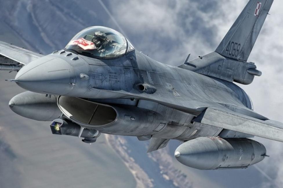 F-16 w locie z godlem (fot. Bartek Bera)