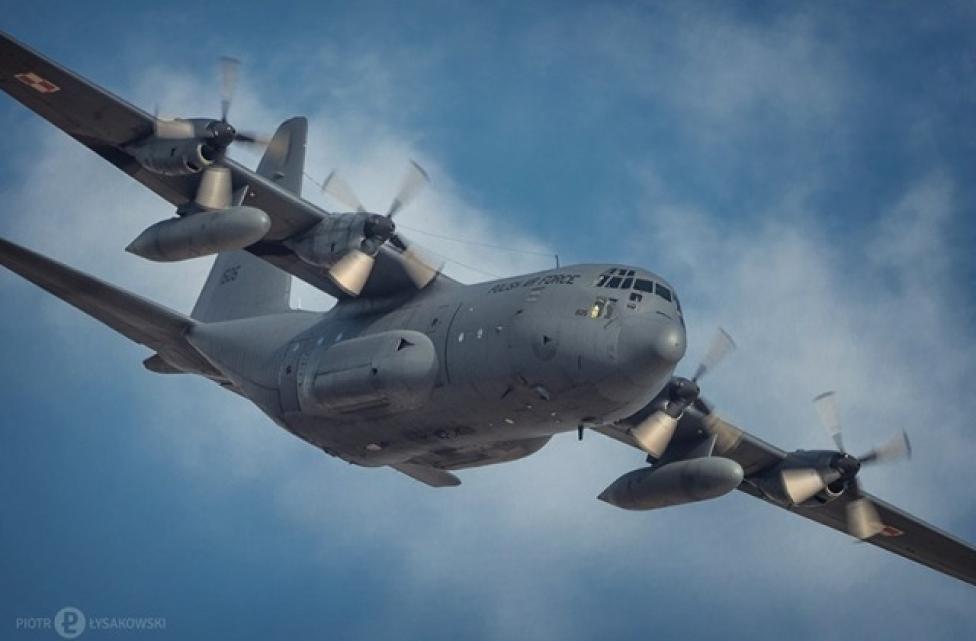 C-130 Hercules w locie - widok z przodu (fot. Piotr Łysakowski)