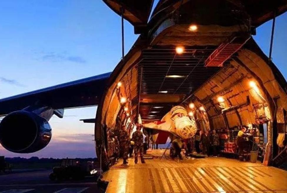 Ładowania An-124 transportującego Mig-29, fot. Scramble