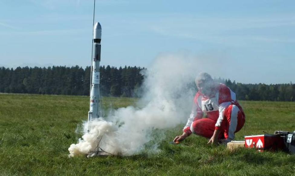 Wojciech Krzywiński z modelem rakiety (fot. Aeroklub Ziemi Mazowieckiej/FB)