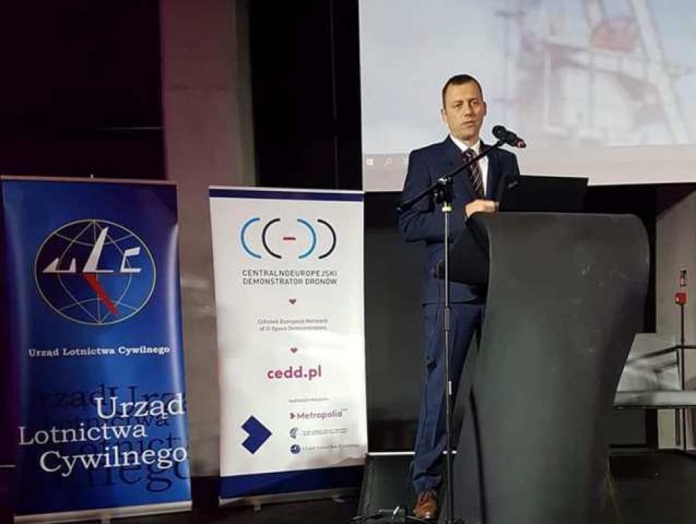 Mikołaj Wild, sekretarz stanu w Ministerstwie Infrastruktury otwiera konferencję „DRONY – Prawo, Technologia, Usługi” (fot. ULC)