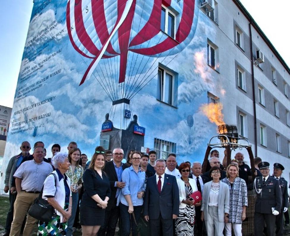 Odsłonięto lotniczy mural w 61. rocznicę śmierci najsłynniejszego polskiego baloniarza (fot. Filip Idzikowski)