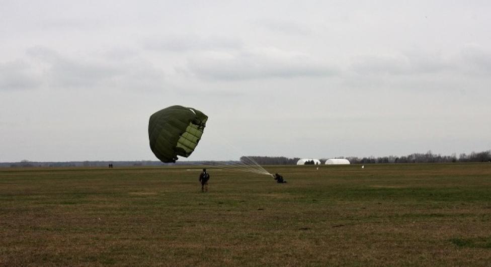Pierwsze skoki ze spadochronem (fot. mł. chor. Artur Wiśniewski)