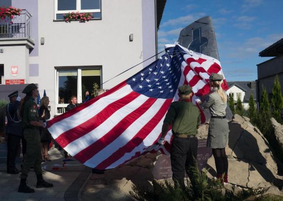 Odsłonięcie pomnika ku czci amerykańskich pilotów w Nasielsku (fot. sierż. Piotr Gubernat, Adam Kownacki)
