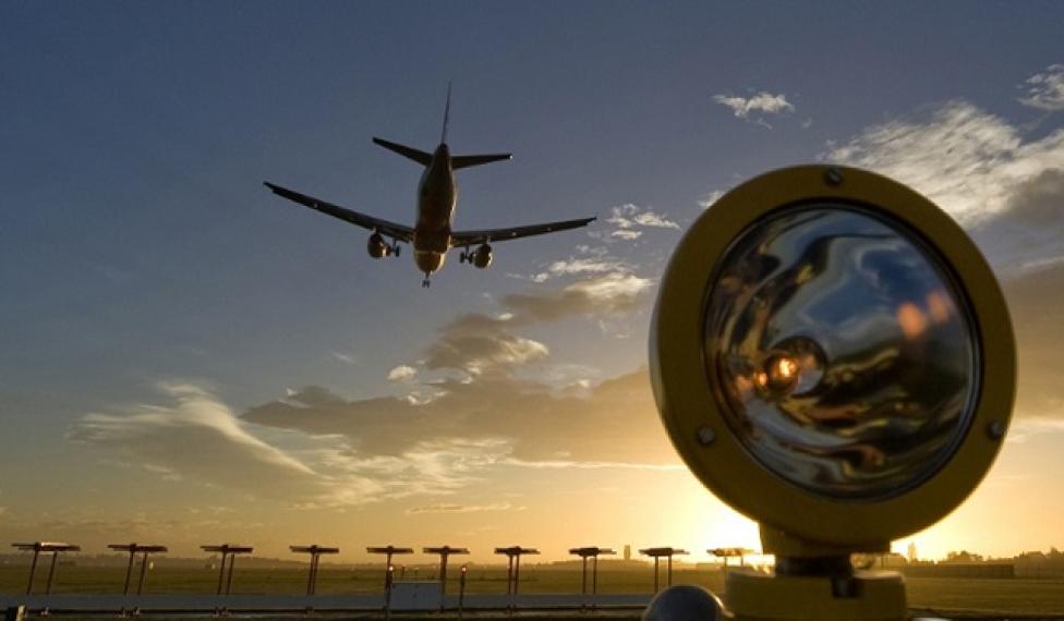 Samolot pasażerski na końcowym podejściu do lądowania, fot. eTurboNews