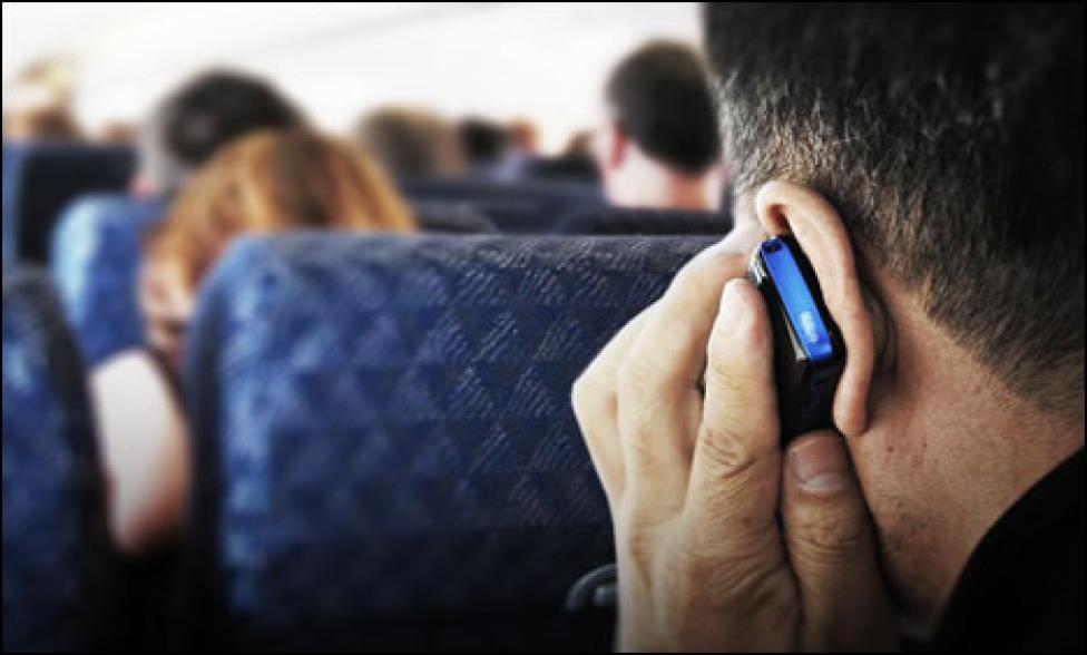 Korzystanie z telefonu komórkowego na pokładzie samolotu, fot. Points Guy
