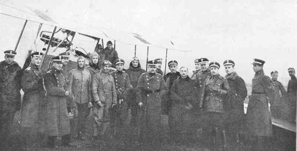 Personel i słuchacze Szkoły na Lotnisku Mokotowskim w maju 1919 roku/ źródło: wikipedia