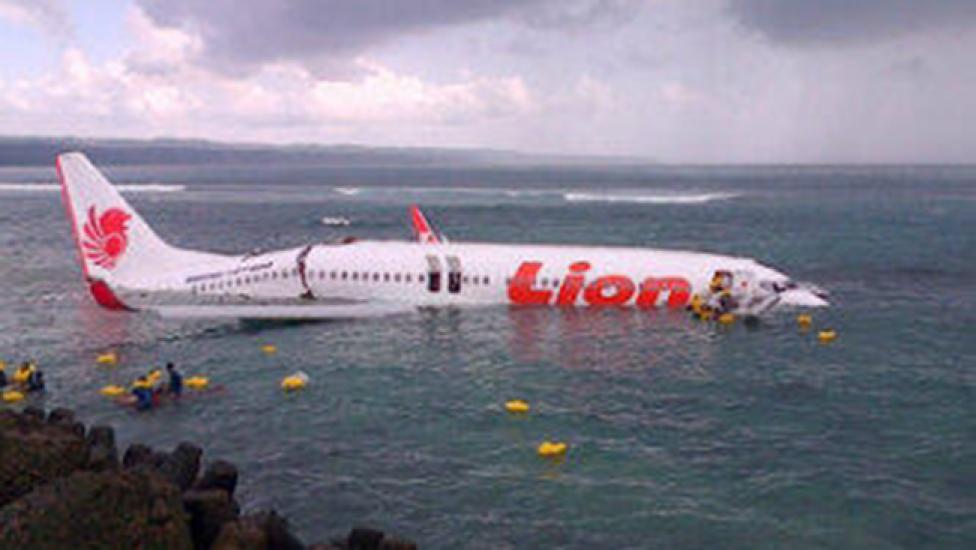 Bali: B737 należący do Lion Air wylądował w morzu, fot. The Telegraph
