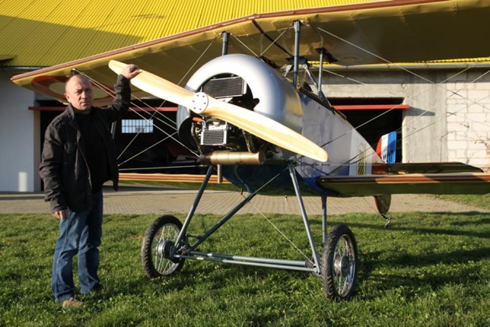 Krzysztof Cwynar przy zbudowanym przez siebie samolocie Nieuport 11 (fot. Marcin Ziółek)