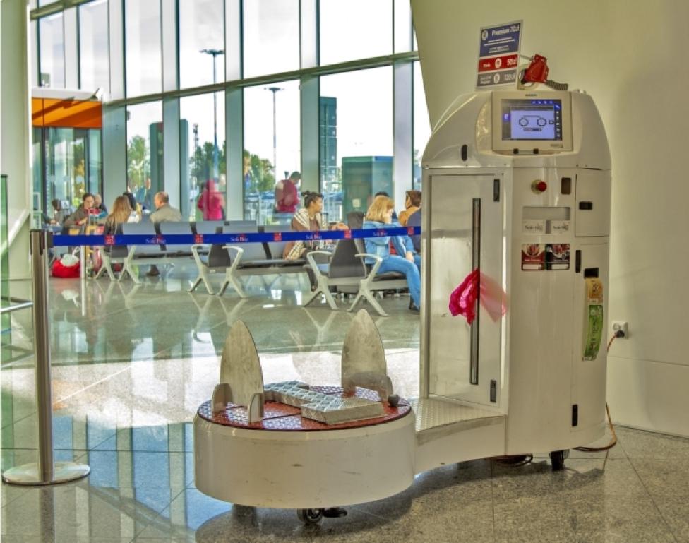 Nowy punkt foliowania bagażu na Lotnisku Chopina (fot. lotnisko-chopina.pl)