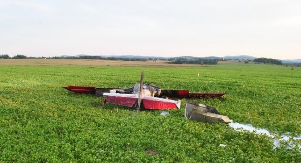 Wypadek lotniczy w powiecie krośnieńskim (fot. KWP w Rzeszowie)