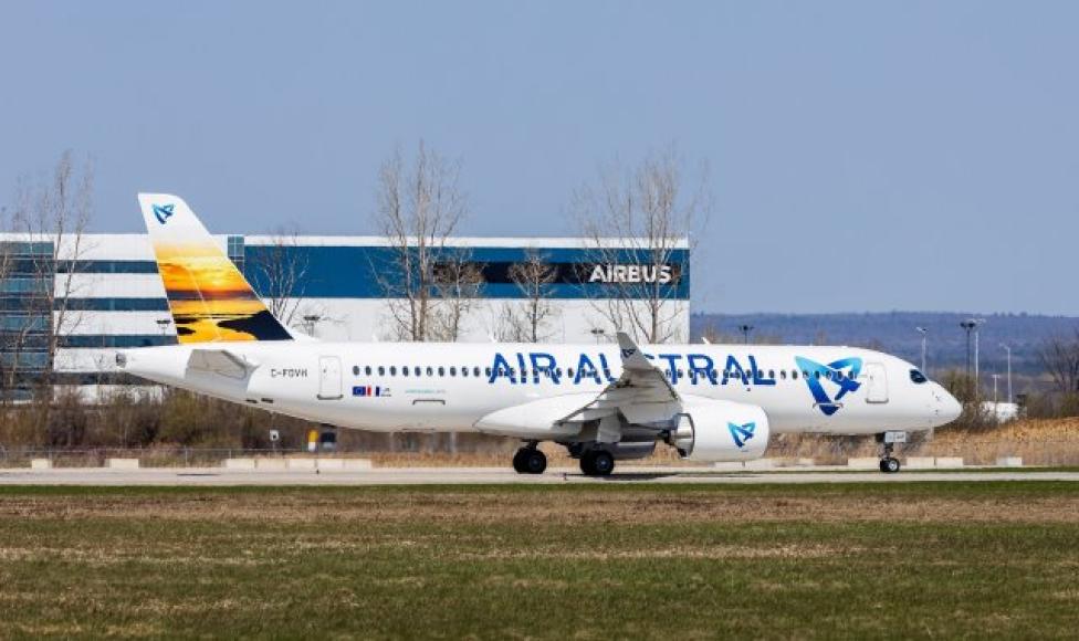 A220-300 należący do Air Austral szykuje się do startu z zakładu montażu końcowego w Mirabel (fot. Airbus)