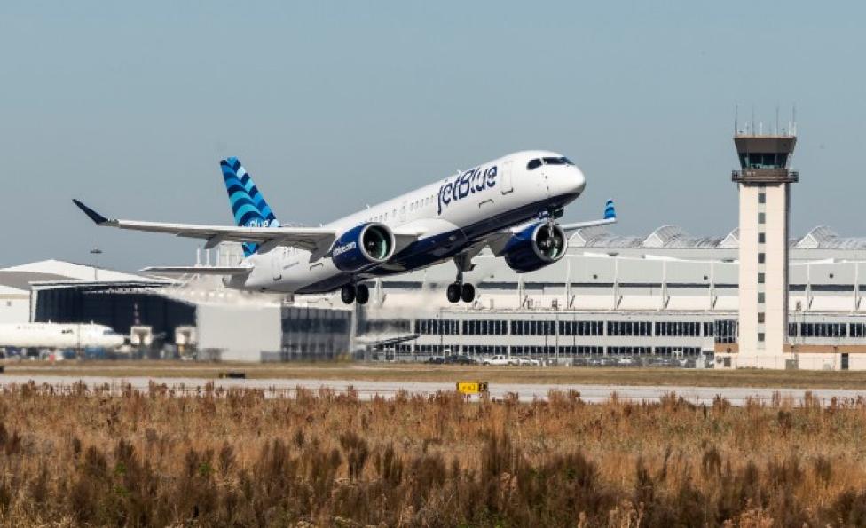 A220-300 w barwach JetBlue - start z lotniska (fot. Airbus)