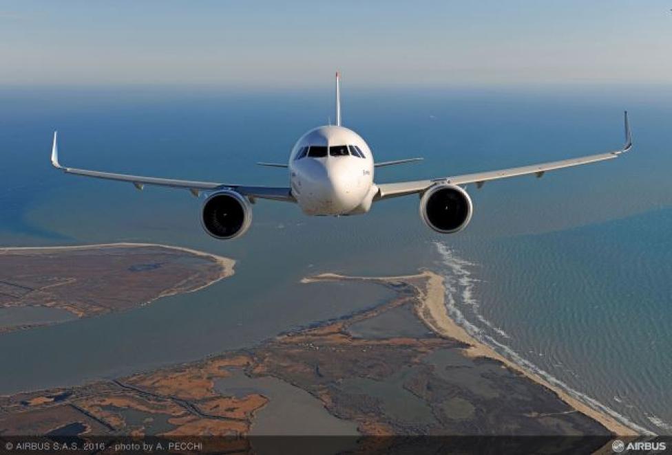 A320neo w locie - widok z przodu (fot. Airbus)