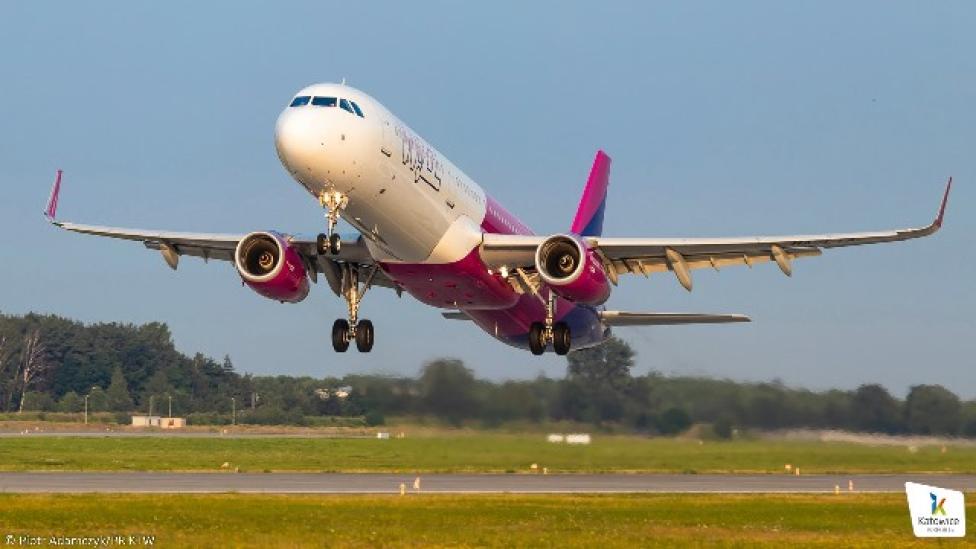 A321-231 linii Wizz Air w Porcie Lotniczym Katowice w Pyrzowicach nad pasem startowym (fot. Piotr Adamczyk/PR KTW)