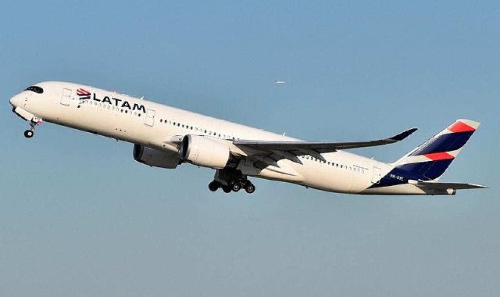 A350-900 należący do linii lotniczych LATAM - w locie, widok z boku (fot. Adam Moreira/CC BY-SA/ Wikimedia Commons)
