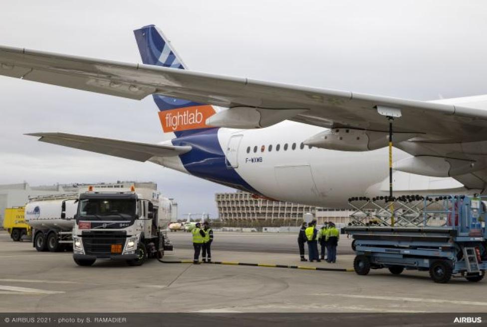 A350 na płycie lotniska - tankowanie zrównoważonym paliwem lotniczym (SAF) (fot. Airbus)