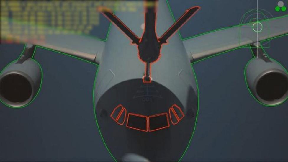 Pierwsze w historii lotnictwa automatyczne tankowanie dużego samolotu w powietrzu (fot. Airbus)