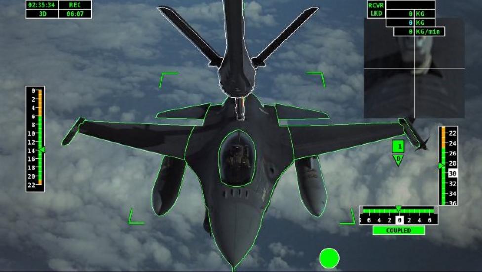 Pierwsze zautomatyzowane kontakty „suchego” tankowania między cysterną Airbusa a myśliwcem F-16 sił powietrznych (fot. Airbus)
