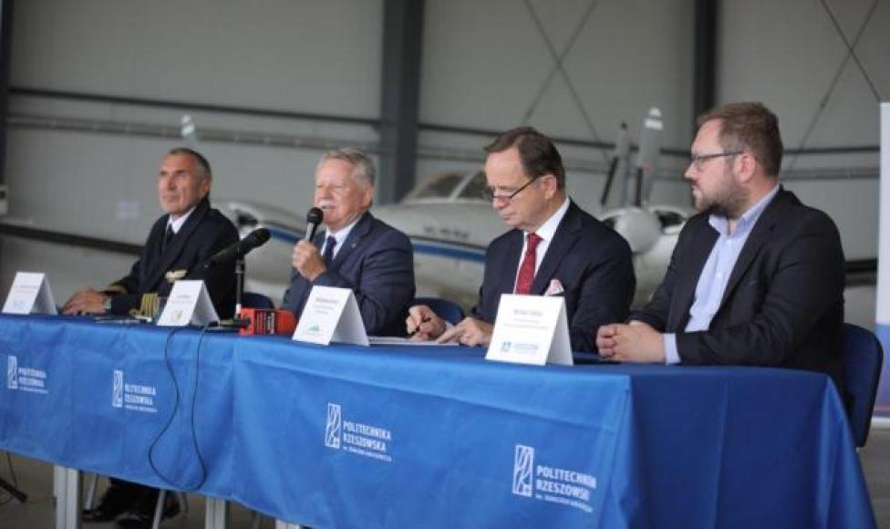 Konferencja prasowa dot. pokazów lotniczych w Jasionce (fot. podkarpackie.pl)