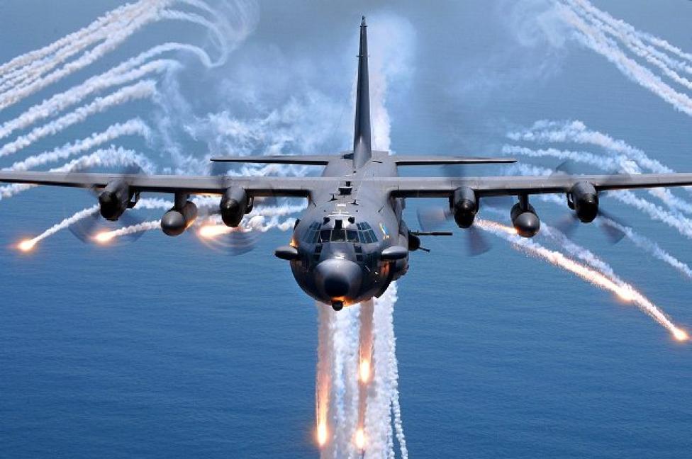 AC-130H Spectre wyrzucający race (fot. U.S.Air Force/Senior Airman Julianne Showalter/Domena publiczna/Wikimedia Commons)