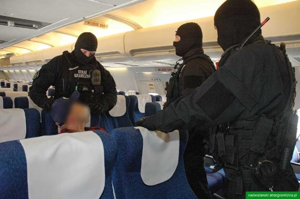Agresywny pasażer na pokładzie samolotu (fot. archiwum NwOSG)