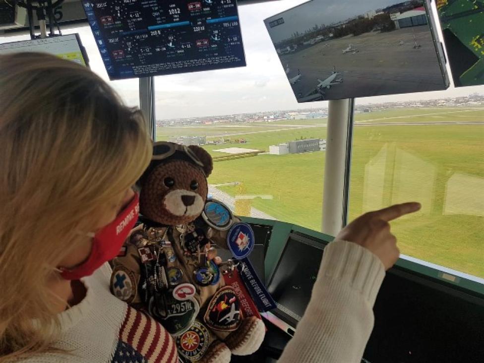 Air Teddy Bear "Staszek" z wizytą na wieży kontroli ruchu lotniczego (fot. PAŻP)