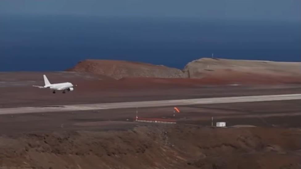 Airbus A318 wylądował na Wyspie Świętej Heleny (fot. kadr z filmu na youtube.com)