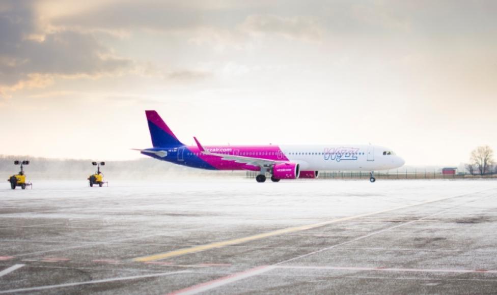 Airbus A321neo linii Wizz Air na płycie lotniska (fot. Wizz Air)