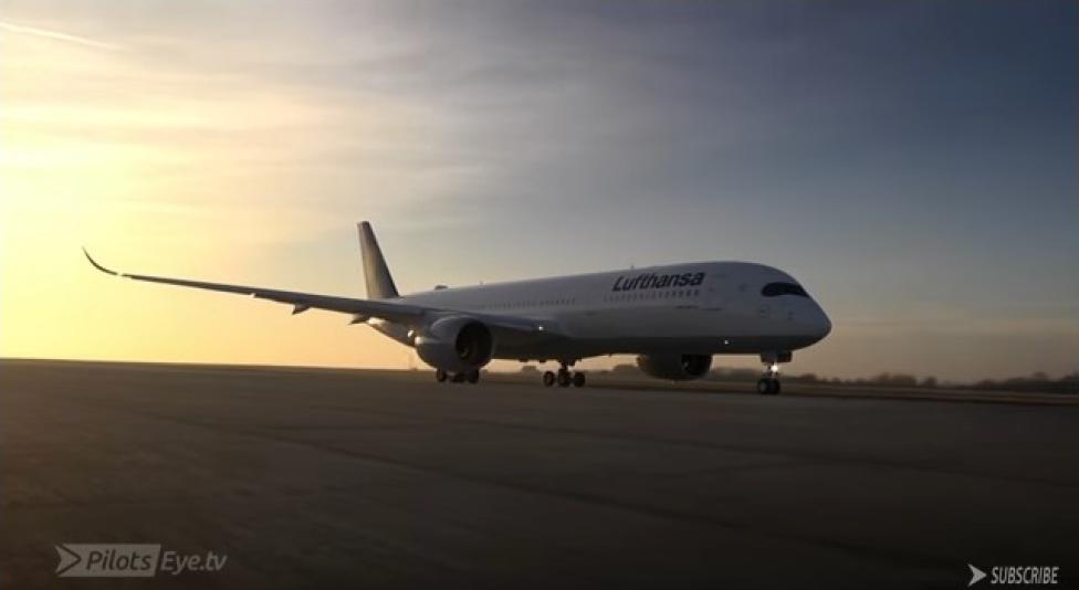 Airbus A350 należący do Lufthansy (fot. kadr z filmu na youtube.com)