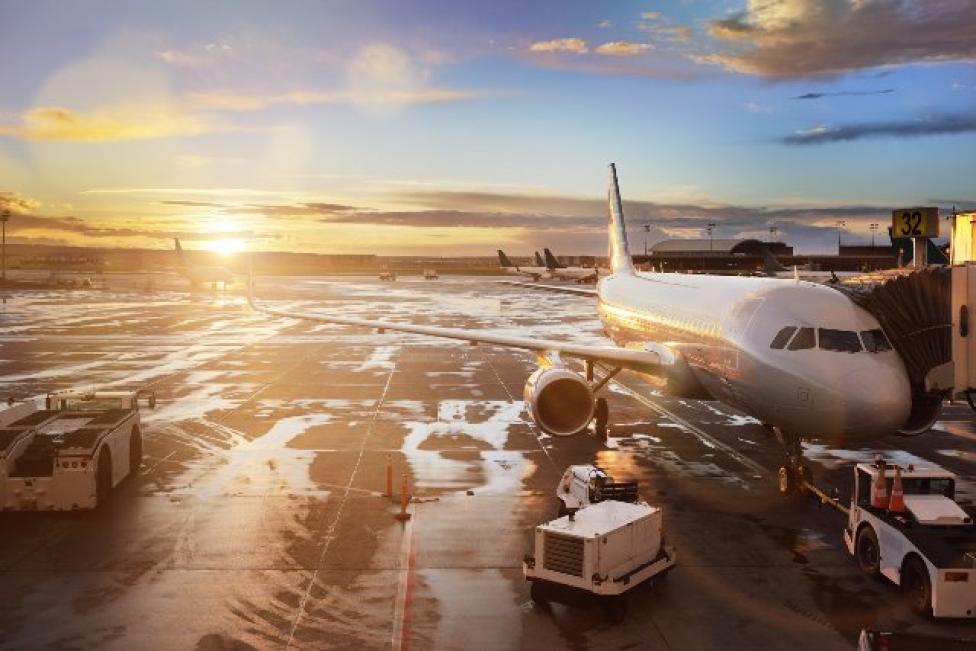 Obsługa samolotu na płycie lotniska o wschodzie słońca (fot. Airbus)