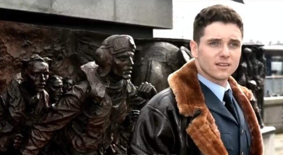 Aleksander Wróbel wciela się w postać kpt. Jana Kazimierza Daszewskiego (fot. kadr z filmu na youtube.com)