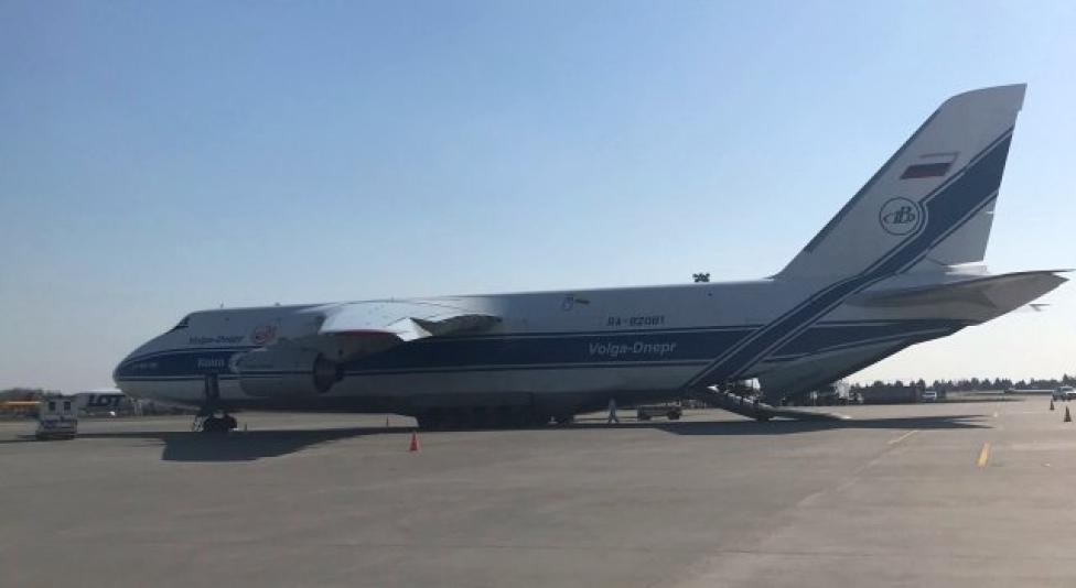 An-124 Rusłan na płycie lotniska (fot. Ministerstwo Klimatu/Twitter)