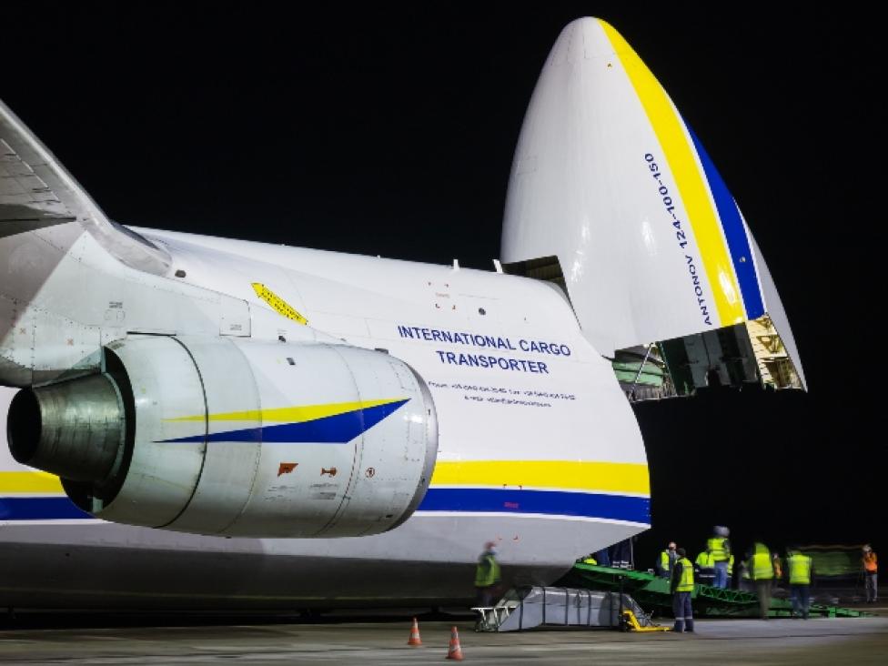 An-124 Rusłan w Porcie Lotniczym Katowice w nocy (fot. Piotr Adamczyk)