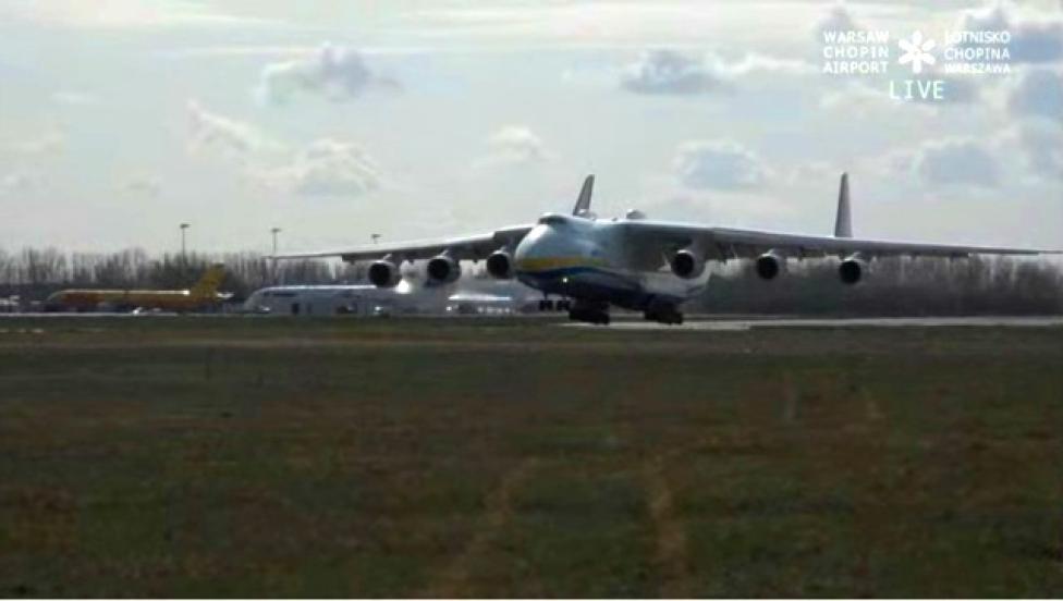An-225 Mriya ląduje na Lotnisku Chopina (fot. kadr z filmu na youtube.com)