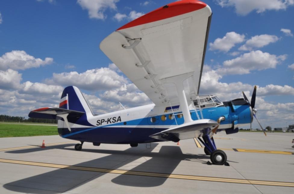 An-2 (SP-KSA) należący do Aeroklubu Świdnik na płycie lotniska (fot. zrzutka.pl)