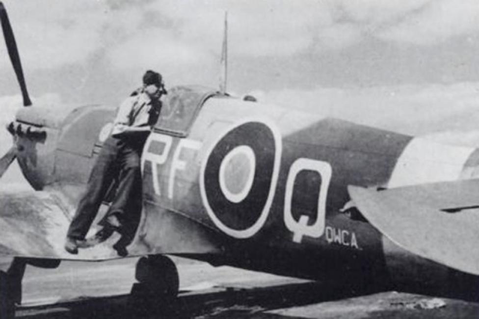 Antoni Głowacki przy swoim samolocie Spitfire w sierpniu 1942 roku (fot. RAF/Domena publiczna/Wikimedia Commons)